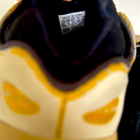 Yeezy 700 V3 'Mono Safflower' - Picture 7 of 8